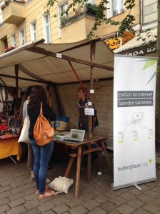 Unsere Botschafterin Carla im Gespräch mit Besuchern des Weltfestes am Boxhagener Platz.